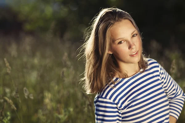 Young beautiful girl portrait — Stock Photo, Image