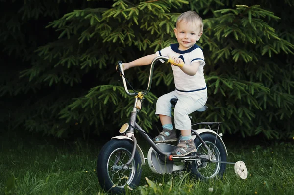 Kleiner Junge mit Fahrrad — Stockfoto