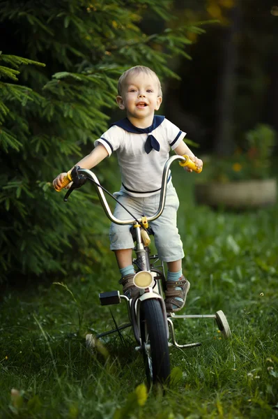 Niño pequeño con bicicleta — Foto de Stock