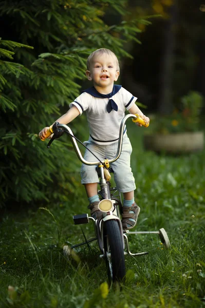 Menino com bicicleta — Fotografia de Stock