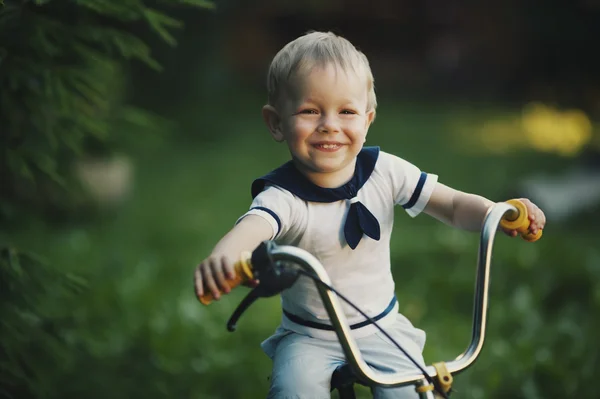 자전거와 소년 — 스톡 사진