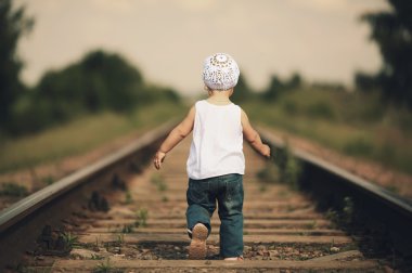 küçük kız demiryolu üzerinde çalış