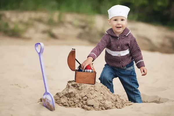 Little girl hunting for treasure — Stock Photo, Image