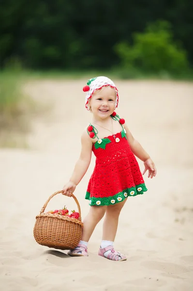 Menina com cesta cheia de morangos — Fotografia de Stock