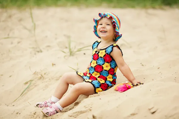 Menina bonito com vestido colorido brilhante — Fotografia de Stock