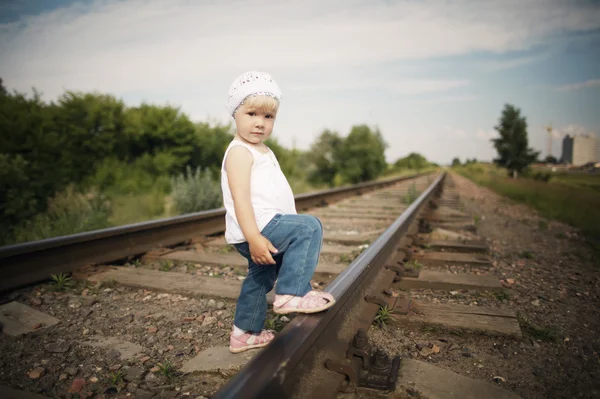 Menina joga no caminho de ferro — Fotografia de Stock