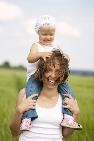 Pais com filha no campo — Fotografia de Stock
