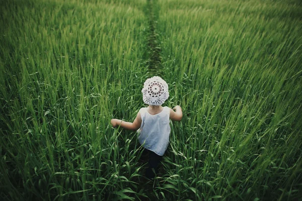 Küçük kız çimlerin üzerinde — Stok fotoğraf