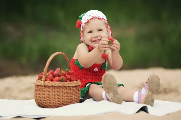 Sepet çilek dolu küçük kız — Stok fotoğraf