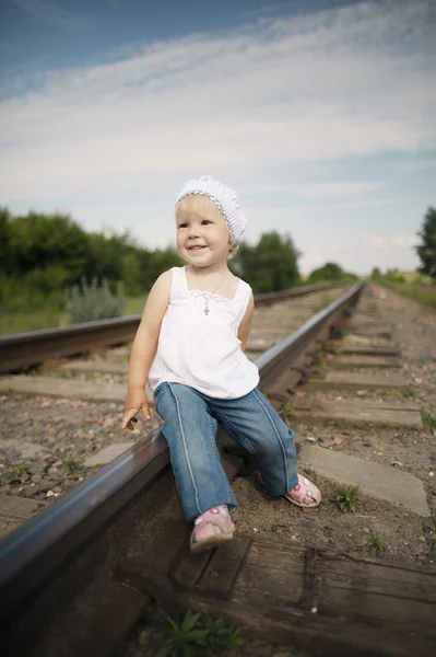 小さな女の子は鉄道を果たしています。 — ストック写真