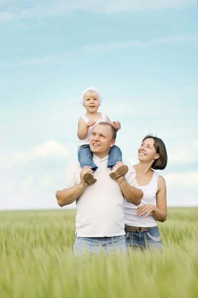 Pais com filha no campo — Fotografia de Stock