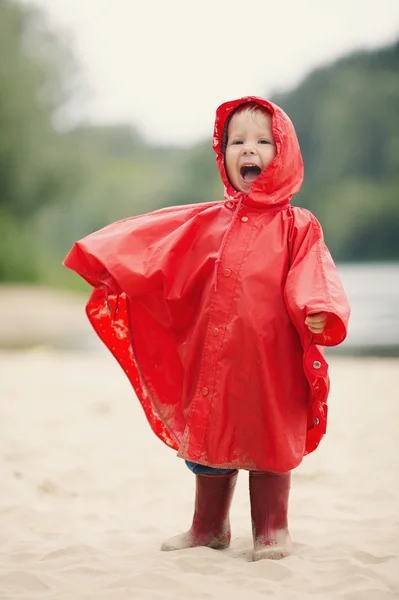 Kleines Mädchen mit Regenmantel — Stockfoto