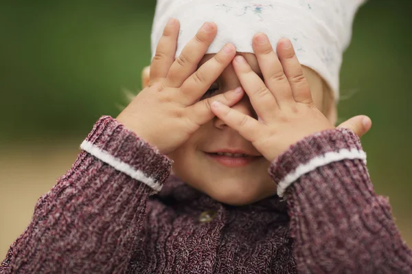 Little girl is playing hide-and-seek — Stock Photo, Image