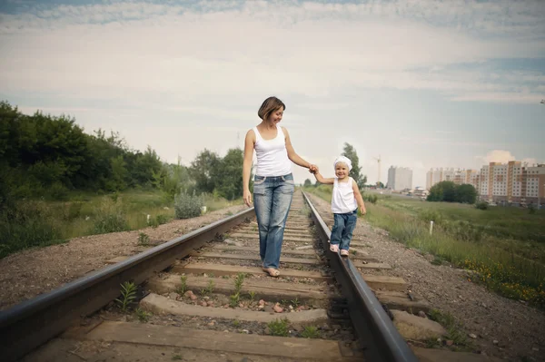 Γονείς με μωρό επάνω σιδηρόδρομος — Φωτογραφία Αρχείου