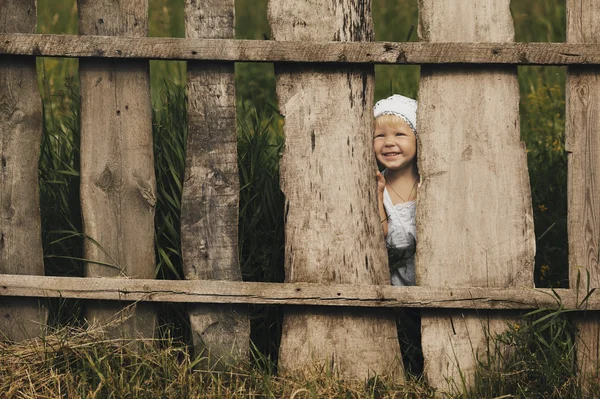 Niña y valla de madera — Foto de Stock