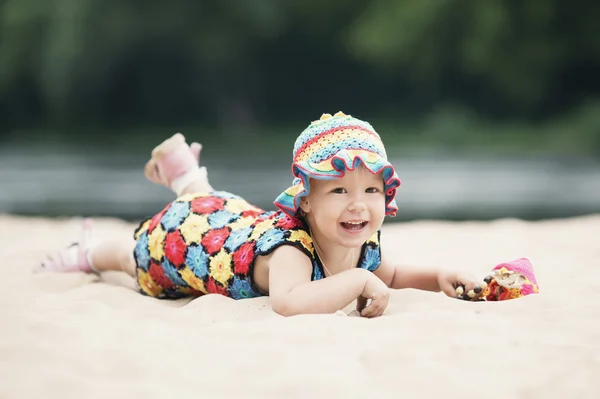 Fille mignonne avec robe colorée lumineuse — Photo