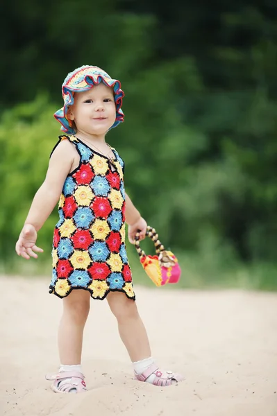 Menina bonito com vestido colorido brilhante — Fotografia de Stock