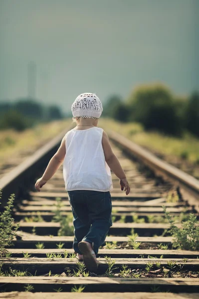 Petite fille joue sur le chemin de fer — Photo