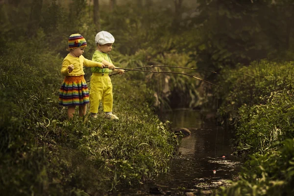 Young girl and boy fishing — Stock Photo, Image