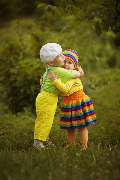 Niño con una chica en ropa de colores brillantes —  Fotos de Stock