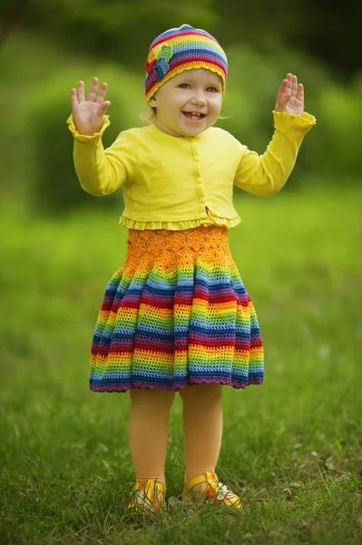 Маленька дівчинка вітає руки вгору — стокове фото