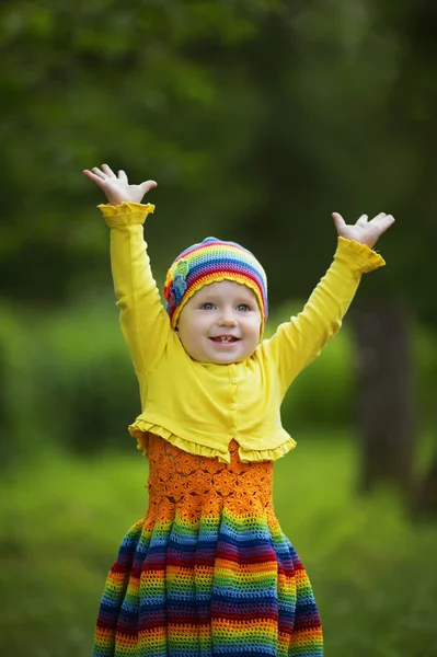 Маленька дівчинка вітає руки вгору — стокове фото
