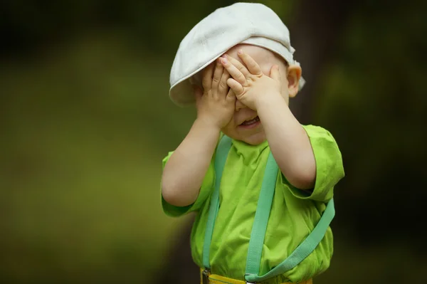 Pequeño niño juega a las escondidas — Foto de Stock