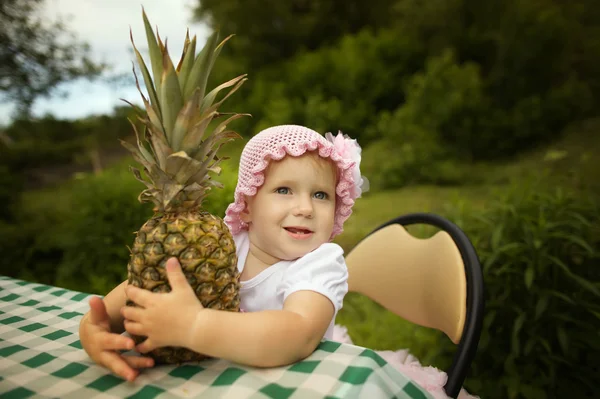 Dolce ragazza divertente con ananas — Foto Stock