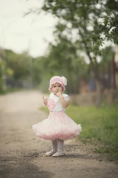 可爱的小女孩穿裙子 — 图库照片