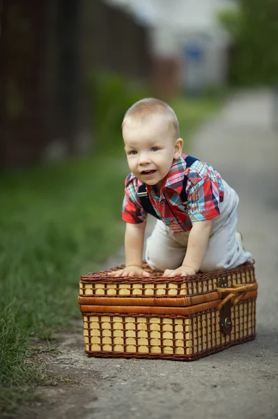 Kleiner Junge mit Koffer — Stockfoto