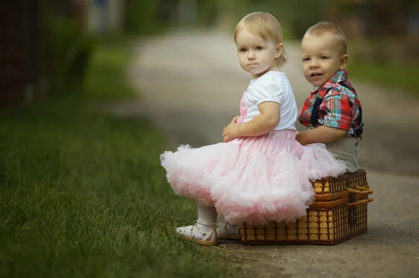 小男孩和女孩带着手提箱 — 图库照片