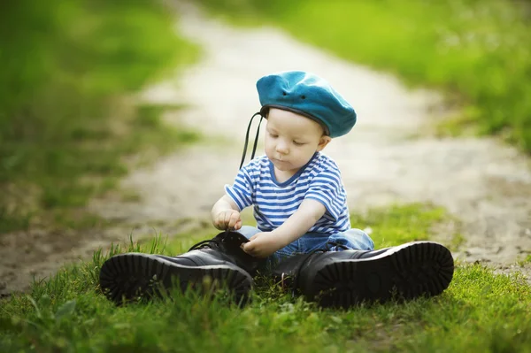 Liten pojke i uniform — Stockfoto