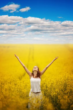 Tarlada güzel bir kız