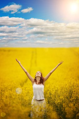 Tarlada güzel bir kız