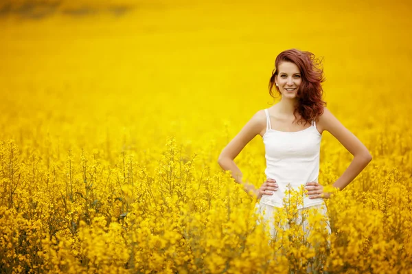 Молодая красивая девушка в поле — стоковое фото
