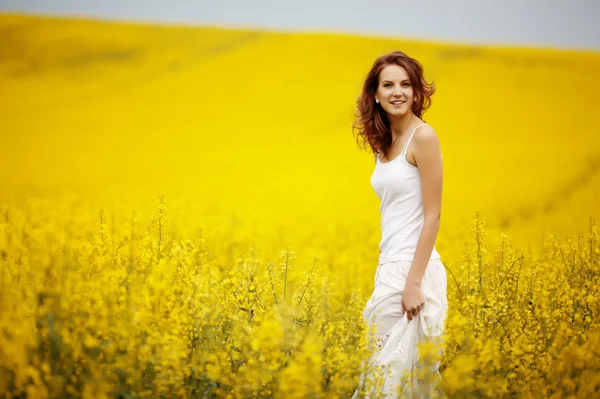 Young beautiful girl in the field — Stock Photo, Image