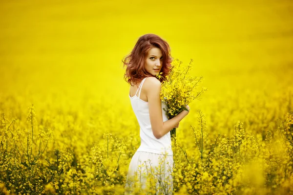 Young beautiful girl in the field — Stock Photo, Image