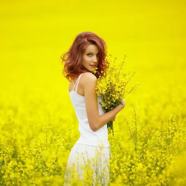 Young beautiful girl in the field — Stock Photo, Image