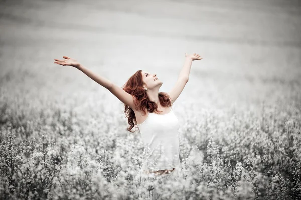 Jovem menina bonita no campo — Fotografia de Stock