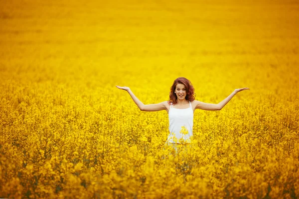 Young beautiful girl in the field — Stock Photo, Image