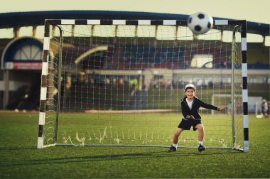 küçük çocuk futbol oynar
