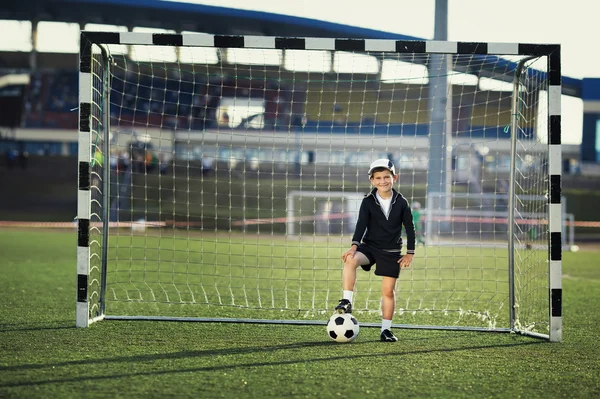 Anak kecil bermain sepak bola — Stok Foto