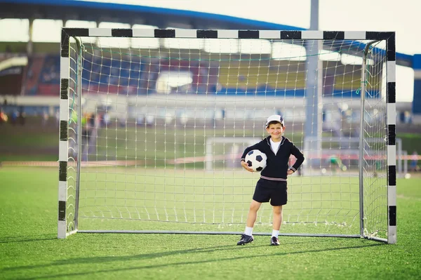 Anak kecil bermain sepak bola — Stok Foto