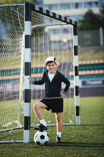 Anak kecil bermain sepak bola — Stok Foto