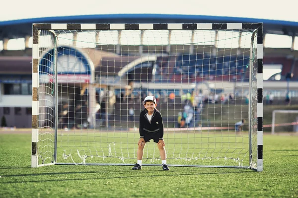 Anak kecil bermain sepak bola — Stok Foto