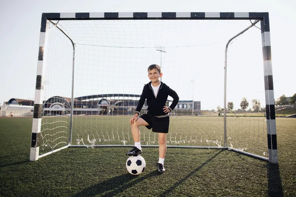 Anak kecil bermain sepak bola — Stok Foto