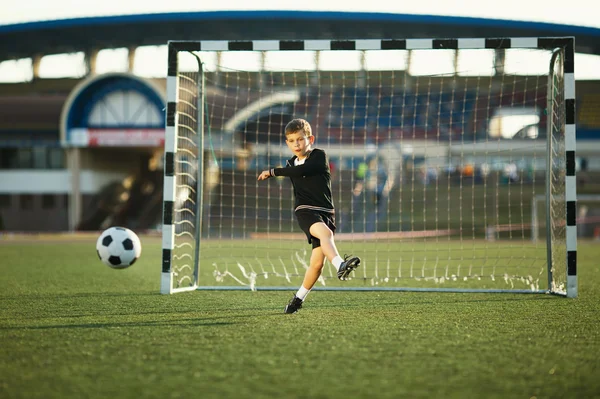 Мальчик играет в футбол. — стоковое фото