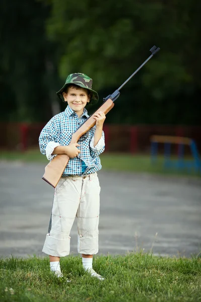 Niño con carabina de aire — Foto de Stock