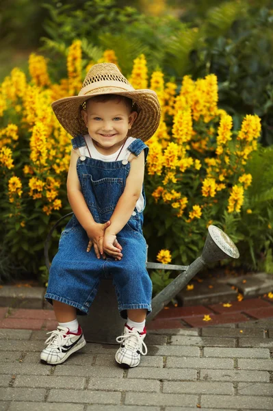 Bambino irrigazione fiori — Foto Stock