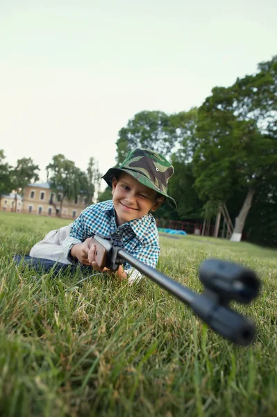 Liten pojke med luftgevär — Stockfoto